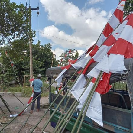 HUT RI ke-77 - Pemerintah Desa Takuti Pasang Bendera Merah Putih