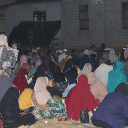 Nobar Berhadiah! Ratusan Warga Padati Alun-Alun Desa Takuti untuk Menyaksikan Film G30S PKI
